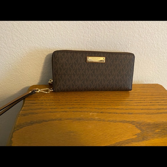 Michael Kors purses, wallet. CK purse and wristlet. EXCELLENT, Near new - Picture 4 of 10